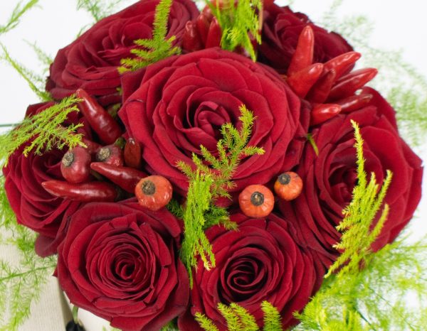 Κουτί με τριαντάφυλλα, rosa, πιπεριά και plumose