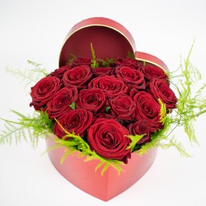 Κουτί σε σχήμα καρδιάς με τριαντάφυλλα και plumose