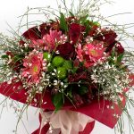 Τριαντάφυλλα κόκκινα, πράσινο χρυσάνθεμο, ζέρμπερα, αχένωπα και αλστρομέρια