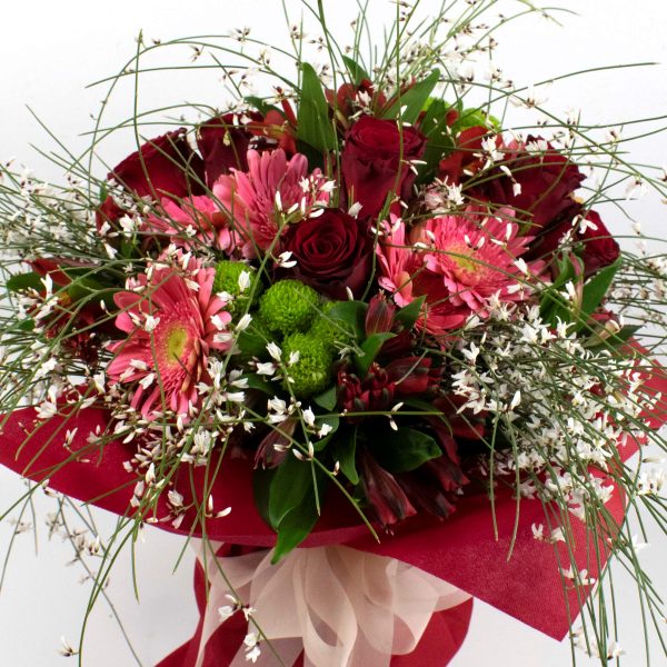 Τριαντάφυλλα κόκκινα, πράσινο χρυσάνθεμο, ζέρμπερα, αχένωπα και αλστρομέρια