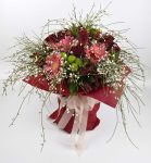 Τριαντάφυλλα κόκκινα, πράσινο χρυσάνθεμο, ζέρμπερα, αχένωπα και αλστρομέρια