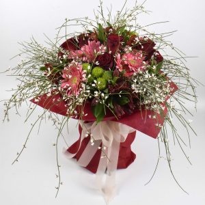 Τριαντάφυλλα κόκκινα, πράσινο χρυσάνθεμο, ζέρμπερα, αχένωπα και αλστρομέρια