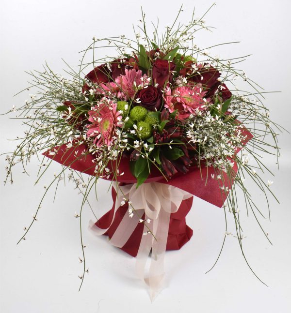 Τριαντάφυλλα κόκκινα, πράσινο χρυσάνθεμο, ζέρμπερα, αχένωπα και αλστρομέρια
