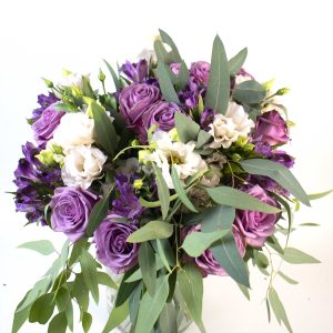 Τριαντάφυλλα με ευκάλυπτο, λυσίανθο και αλστρομέρια