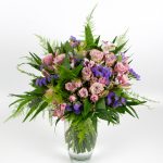 Ανθοδέσμη με τριαντάφυλλα μινιόν ,αμάραντο, αλστρομέρια και φυλλώματα