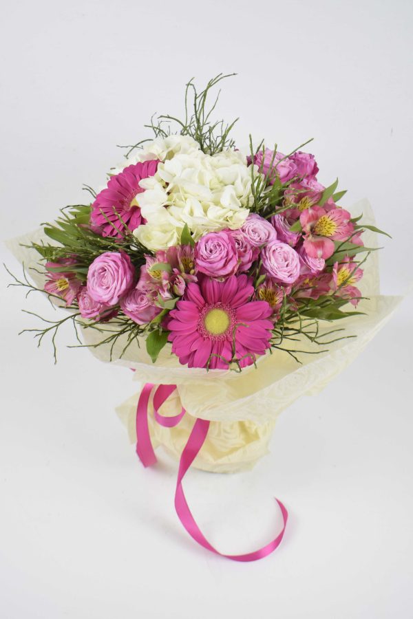 Ανθοδέσμη με τριαντάφυλλα, ορντανσίες, αλστρομέριες και ζέρμπερα