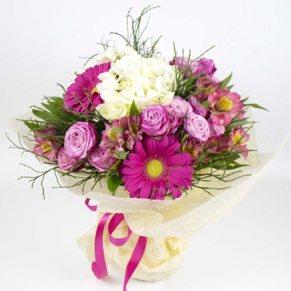 Ανθοδέσμη με τριαντάφυλλα, ορντανσίες, αλστρομέριες και ζέρμπερα