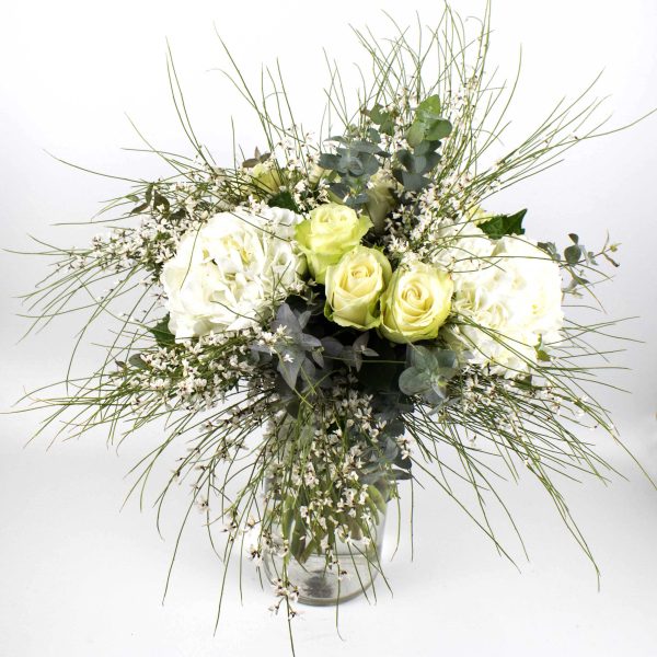 Ανθοδέσμη με τριαντάφυλλα, ορντανσίες, ευκάλυπτο και αχένωπα