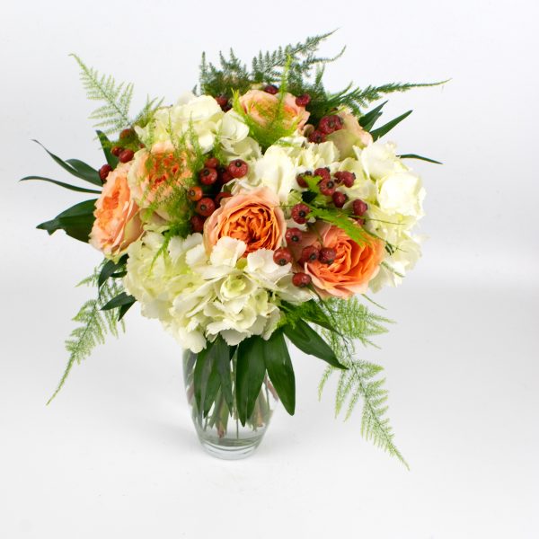 Ανθοδέσμη με κόκκινα τριαντάφυλλα, ρόζα, ορντανσία και φυλλώματα