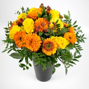 Ανθοσύνθεση με τριαντάφυλλα, ζερμπερίνι, καλέντουλα, ρόζα και σχοίνο