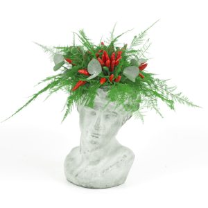 Ανθοσύνθεση σε κασπώ- γλυπτό κεφαλής με πιπεριές, φύλλα ευκαλύπτου και πλουμώζ