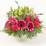 Ανθοσύνθεση με τριαντάφυλλα, λίλιουμ, ζέρμπερες, αλστρομέριες, πεύκο και τούγια