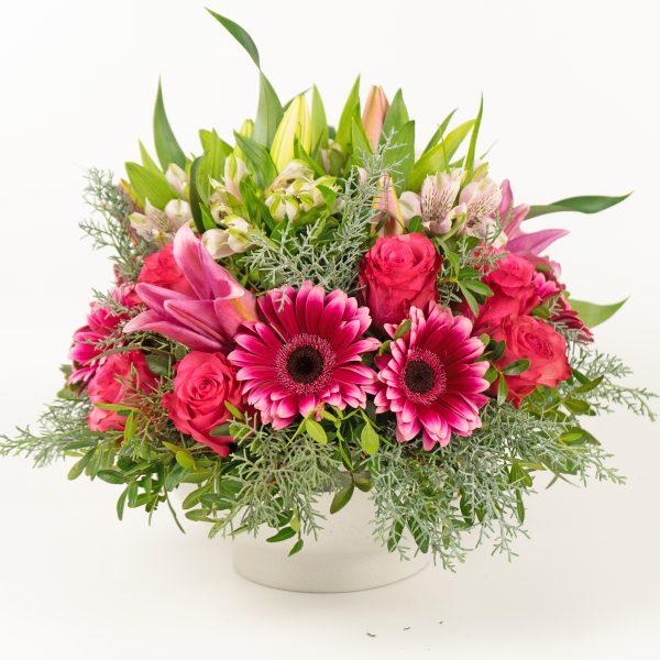 Ανθοσύνθεση με τριαντάφυλλα, λίλιουμ, ζέρμπερες, αλστρομέριες, πεύκο και τούγια