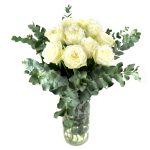 Ανθοδέσμη με 12 λευκά τριαντάφυλλα και ευκάλυπτο