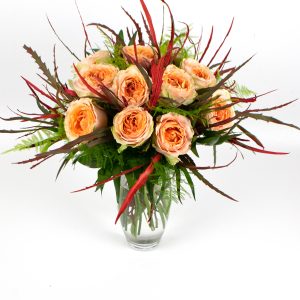 Μπουκέτο με garden kahala τριαντάφυλλα και κόκκινη γραβιλέα