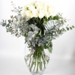 Ανθοδέσμη με λευκά τριανταφυλλά και ευκάλυπτο